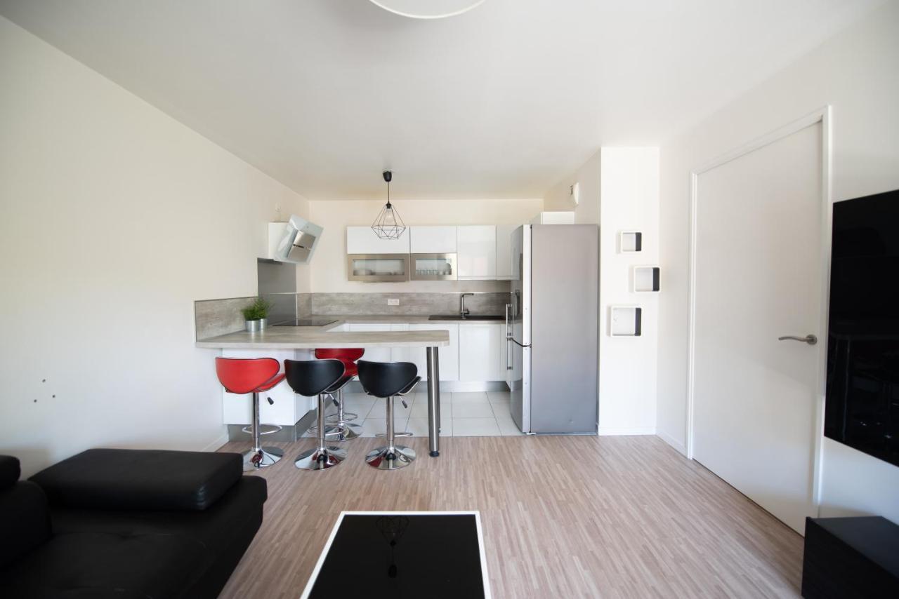 Appartements De 2 Ou 3 Chambres A 40 Minutes De Paris Courcouronnes Room photo
